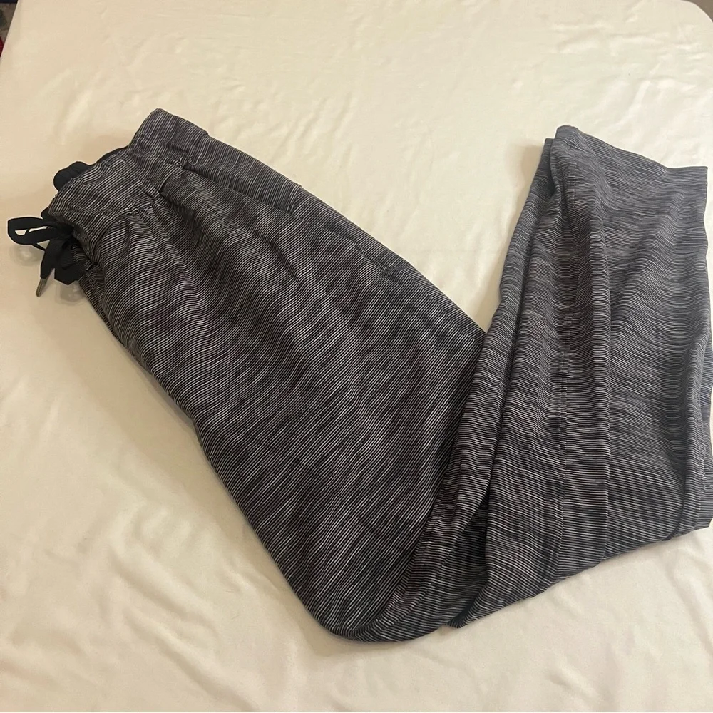 Lululemon On The Fly‎ Pants Woven Wee Are From Space Black Slate Size 8